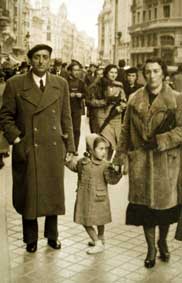 Mercedes Rabanal Taylor con sus padres, Manuel Rabanal y Amparo Taylor, alrededor de 1940