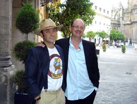 Con Fernando Marías, en la puerta del Hotel Doña María, antes de sumergirnos en la fiesta del premio Ateneo de Sevilla.