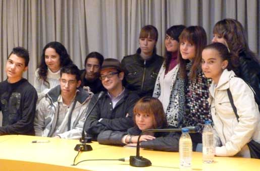 Alberto Delgado, con el sombrero de JP, rodeado de jóvenes lectores de sus poemas, by Fénix 2010, copyright.