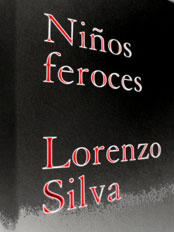 Lorenzo Silva+tricornio-Guardia-Civil. Foto by Fénix, ilustración The Monjas. Copyright.