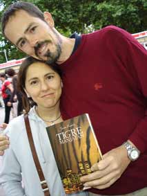 El biólogo y escritor Alejandro Sánchez Rubio y su chica. Me encantó verles